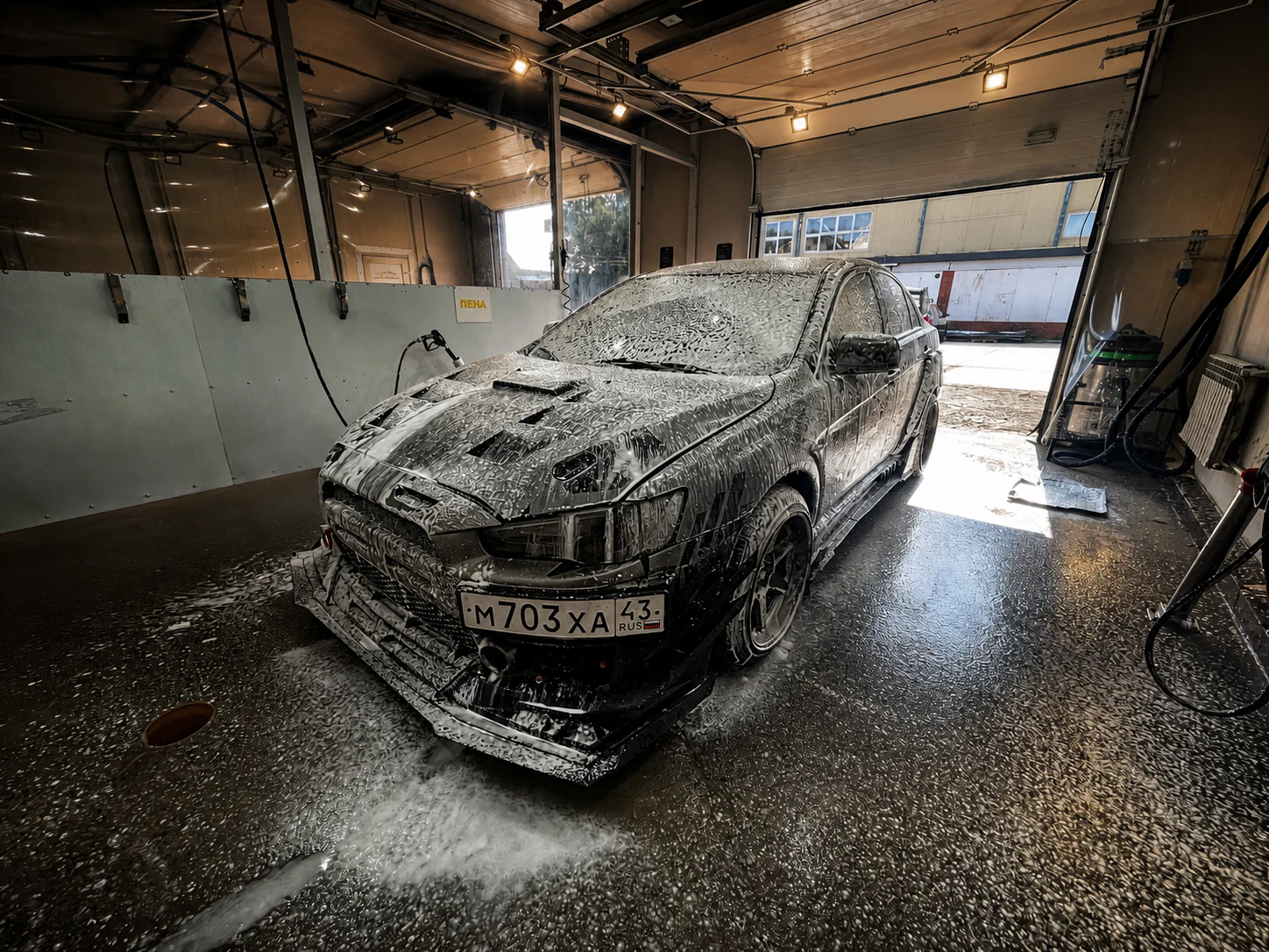 Автомобиль в пене в боксе самообслуживания